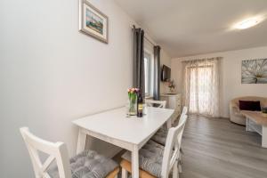 Postel nebo postele na pokoji v ubytování APARTMENT LEO NOVALJA