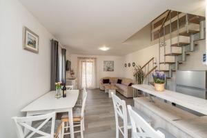 Kuchyň nebo kuchyňský kout v ubytování APARTMENT LEO NOVALJA