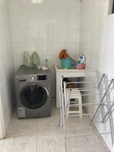 eine Waschküche mit einer Waschmaschine und einem Tisch in der Unterkunft Departamento 4 habitaciones 12 personas vista al mar 8vo piso Playa Almendro in Tonsupa
