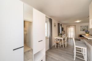 Kuchyň nebo kuchyňský kout v ubytování APARTMENT LEO NOVALJA