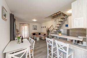 Kuchyň nebo kuchyňský kout v ubytování APARTMENT LEO NOVALJA