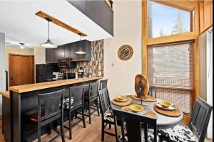 Una cocina y un comedor con mesa y sillas. en Charming Lutsen Ski-In Ski-Out Townhome with Pools and Hot Tub, en Lutsen 21 fotos más