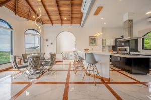a kitchen with a table and chairs in a room at Casa Vista de Paraiso in Nuevo Colón