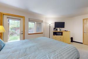 sypialnia z dużym łóżkiem i telewizorem w obiekcie Aspen Suites 506: The Nest w mieście Leavenworth