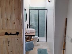 un baño con lavabo e inodoro en Typical house in Algarve 5m from beach, en Porches 8 fotos más