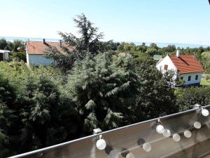 Una vista de una casa con árboles y luces. en Apartments in Badacsony - Balaton 50626, en Badacsony