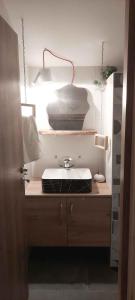 - une cuisine avec un comptoir et un évier dans l'établissement Holiday home in Ugljan - Insel Ugljan 50384, à Ugljan