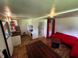 a small room with a red bed and a table at Villa ALBA in Maroe