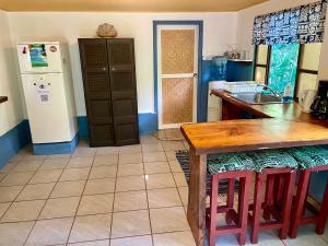 una cucina con frigorifero e tavolo di Franky's Fare a Fare (Huahine Nui)