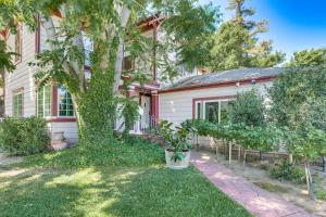 Κήπος έξω από το Historic Woodland Escape with Patio and Fire Pit!