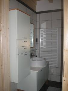 A bathroom at Ferienhaus Mandlhof