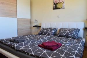 een slaapkamer met een bed met twee handdoeken erop bij Apartment in Risika - Insel Krk 50492 in Risika +17 foto's