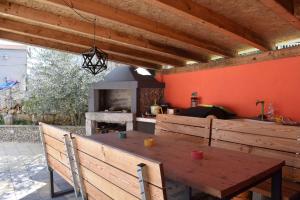 een keuken met een houten tafel en een fornuis bij Apartment in Risika - Insel Krk 50492 in Risika