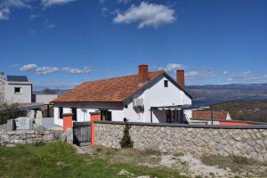 een wit huis met een stenen muur bij Apartment in Risika - Insel Krk 50492 in Risika