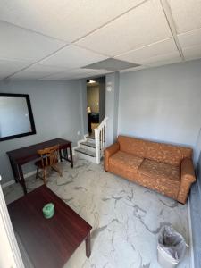 Hammock Inn & Suites North Beach Hotel的休息区