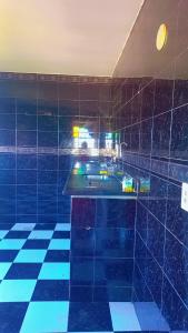 a blue tiled bathroom with a sink and a counter at Mansão Espetacular , vista para lagoa in São Pedro da Aldeia