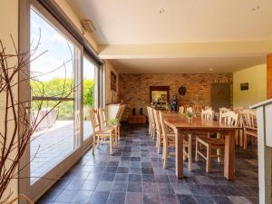 uma sala de jantar com uma mesa de madeira e cadeiras em Meeuwenoord em Middelkerke