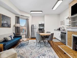 Η κουζίνα ή μικρή κουζίνα στο Carriage Manor - Sun Soaked 1BR - Close to CCF +15 φωτογραφίες