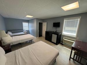 Hammock Inn & Suites North Beach Hotel客房内的一张或多张床位