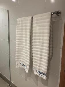 two towels on a towel rack in a bathroom at Suíte Pedra Azul in Pedra Azul
