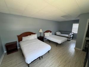 Hammock Inn & Suites North Beach Hotel客房内的一张或多张床位