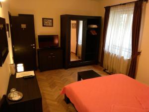 a room with a bed and a table and a mirror at Casa Vacanza Brasov in Braşov