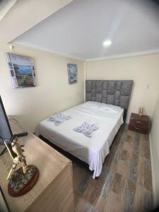 Ecohotel Java في مانيزاليس: غرفة نوم بسرير ابيض كبير وطاولة