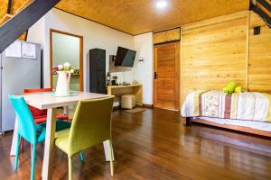 a bedroom with a table and chairs and a bed at EUCALYPTO CHALET in Guarne