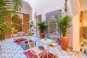 ラバトにあるLuxurious Riad Center Rabat Dar Al Jeldのパティオ(テーブル、椅子、植物付)