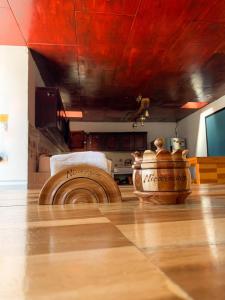 dois vasos sentados num piso de madeira num quarto em The Wabi Sabi em León