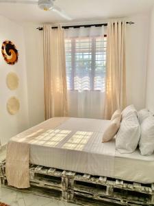 Postel nebo postele na pokoji v ubytování Coastal 2 bedroom in Diani, near the beaches