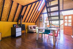 a dining room with a table and chairs in a room at EUCALYPTO CHALET in Guarne