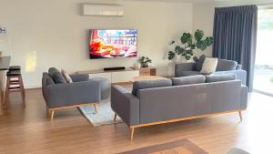 TV a/nebo společenská místnost v ubytování Sunbury on the Park