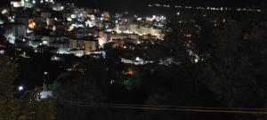 Nespecifikovaný výhled na destinaci Gjirokastër nebo výhled na město při pohledu z apartmánu