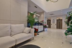 - un salon avec un canapé dans le hall dans l'établissement Daegu Billion Western Hotel, à Daegu