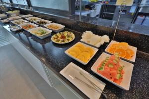 uma linha de buffet com muitos tipos diferentes de alimentos em Daegu Billion Western Hotel em Daegu