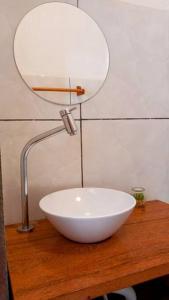 Un cuenco blanco sobre una mesa con una lámpara. en Casa de charme com 5 suites e piscina , a 5 minutos a pe da praia e do centro de Jericoacoara, en Jericoacoara