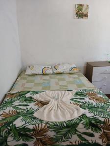 Bett in einem Zimmer mit Tagesdecke in der Unterkunft Villa Florida in Villa Florida