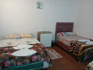 una camera da letto con un letto e una cassettiera di Costa Florida a Villa Florida