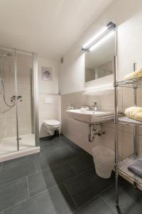 y baño con lavabo, ducha y aseo. en Gästehaus beim Schneidersepp en Ruhpolding