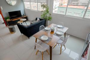 a living room with a table and chairs and a couch at Amazing apartment close to Foro Sol Colonia Roma Airport and Downtown in Mexico City