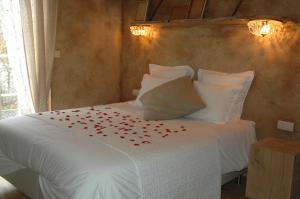 Postel nebo postele na pokoji v ubytování Les Chambres du Vivier, chambres d'hôtes et gîte - à 100m -