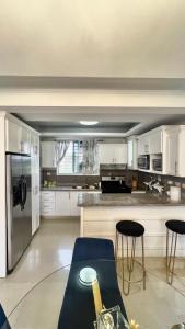 Kuchyň nebo kuchyňský kout v ubytování Luxury 5 Beds Penthouse - Private Hot Jacuzzi - 4 bedhrooms