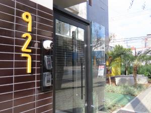 una puerta de cristal con un número en el lateral de un edificio en Studio Walk B - 807, en Curitiba 2 fotos más