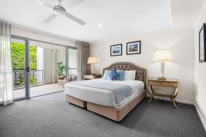 クーラムビーチにあるBelle Escapes 3 Bedroom Villa with private rooftop spaの大きなベッドとバルコニーのある寝室 +12枚の写真