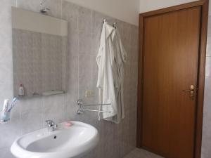 un bagno con lavandino e specchio di Etna Holiday Apartment - Casa Vacanze a Fiumefreddo di Sicilia