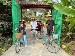 a group of three people standing with their bikes at Mekong Delta Homestay Family Tiny Garden in Bến Lức +44 photos