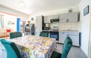 Η κουζίνα ή μικρή κουζίνα στο 1 Bedroom Cozy Apartment In Krusevo