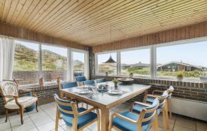Χώρος καθιστικού στο Stunning Home In Thisted With Sauna