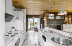 Η κουζίνα ή μικρή κουζίνα στο Stunning Home In Thisted With Sauna